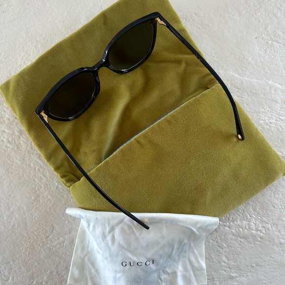 Gucci Sunglasses with Chain never been worn! - Picture 3 of 10